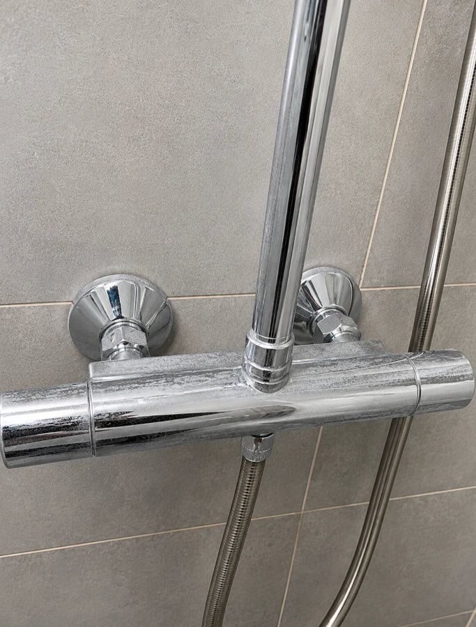 Toiletpot met kalk en urinesteen